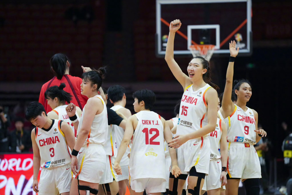 九游娱乐登录入口-女篮开门红！3大中锋轰47分太无解 张子宇11分钟砍12+3手握5优势