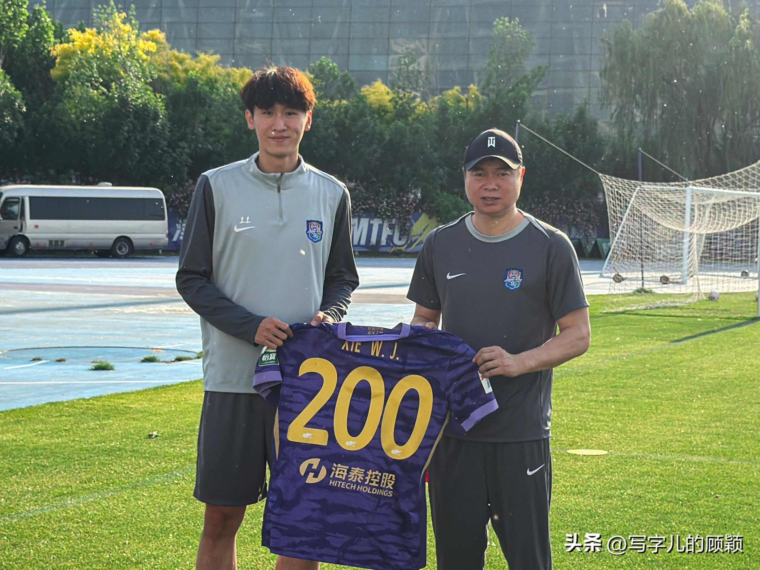 九游娱乐登录入口-记者晒照：谢维军收到津门虎颁发的200场里程碑纪念球衣
